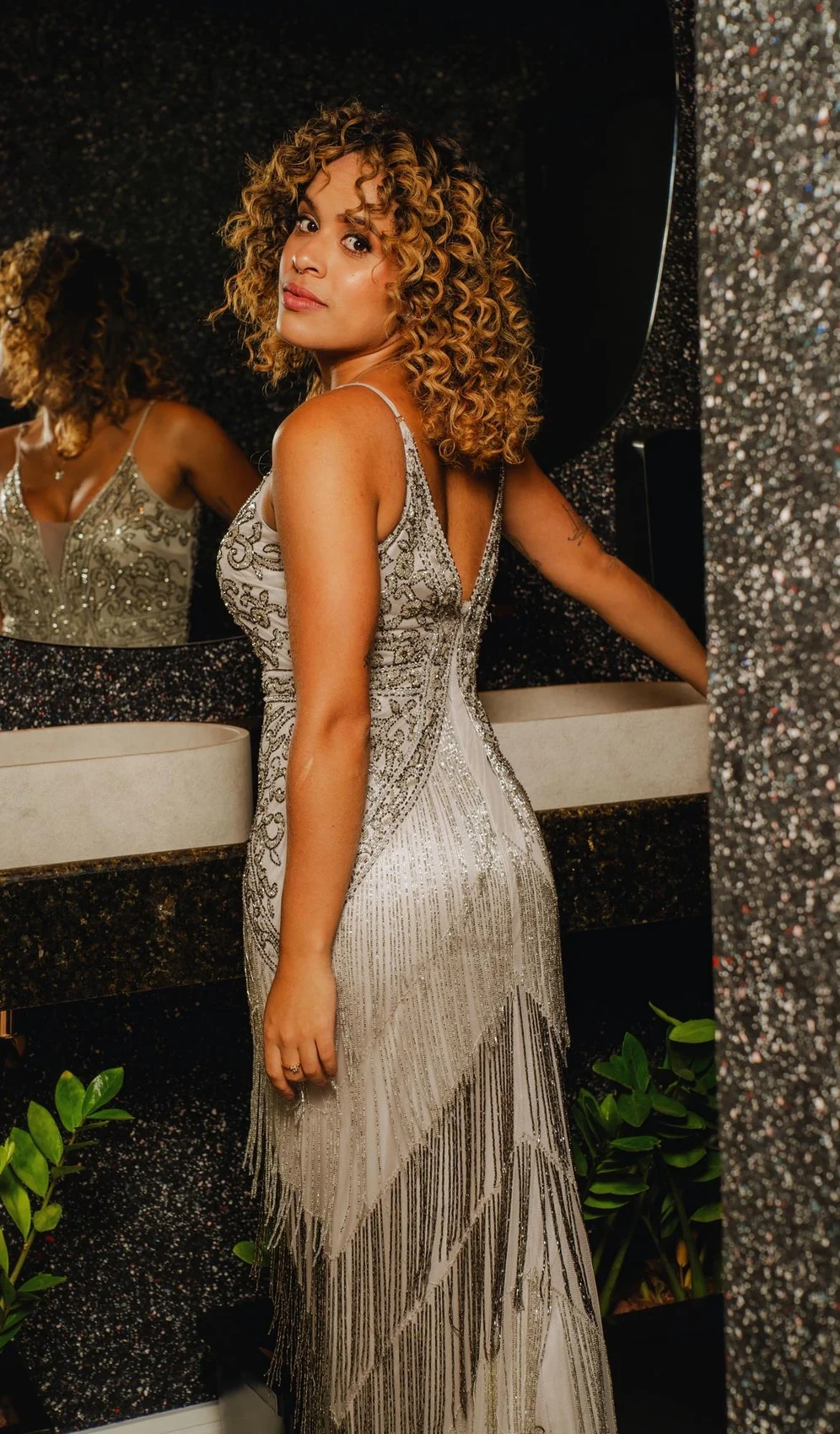 Retrato de costas com vestido de franjas e espelho